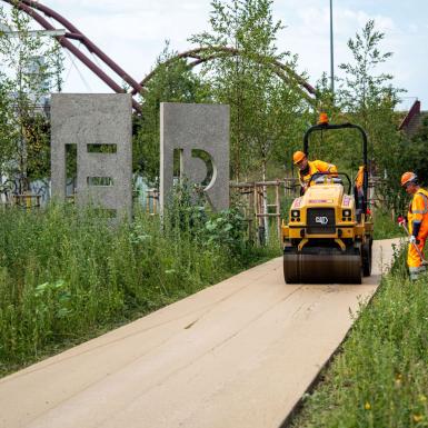 Beżowa nawierzchnia w Parku Żerańskim Beżowa nawierzchnia, budowa w terenach poprzemysłowych, Park Żerański